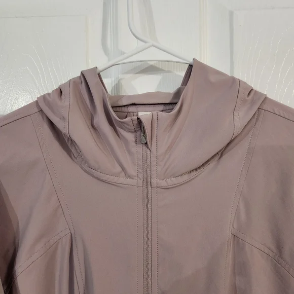 Lululemon Pack It Up Jacket in the color Smoky Blush. Size 10 - Picture 4 of 16